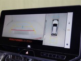 後方の見える安心をお届けするバックガイドモニター付:バックするときのアシストラインもあって楽々バック!車庫入れや縦列駐車をサポートし、苦手な駐車も安心です!今やもう手放せない装備ですネ♪
