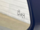 【ブラインドスポットモニター】走行中、ドアミラーの死角になりやすい箇所に後続車が接近するとサイドミラーのレンズに警告を表示!ドライバーに注意喚起をしてくれます。