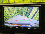 【バックカメラ】駐車時に後方がリアルタイム映像で確認できます。大型商業施設や立体駐車場での駐車時や、夜間のバック時に大活躍!運転スキルに関わらず、今や必須となった装備のひとつです!