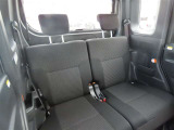 後部座席も気になるようなキズ・汚れやへたり等、大きなダメージはなく、良好な状態です。