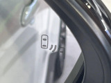 【ブラインドスポットモニター】走行中、ドアミラーの死角になりやすい箇所に後続車が接近するとサイドミラーのレンズに警告を表示!ドライバーに注意喚起をしてくれます。