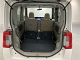 後席シートを前に倒すと十分なスペースを確保できます。分割式なので後席の片方に乗車しながら尺の長い荷物も積み込めます。