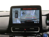 パノラミックビューモニター付きです。車両を上から見たような映像をディスプレイオーディオ画面に表示。運転席からの目視だけでは見にくい、車両周辺の状況をリアルタイムでしっかり確認できます。