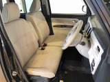 運転席の座面高さを調整できるシートリフターが付いています。フロントシートはベンチシートを採用で、座面も広く使い勝手もいいですよ♪