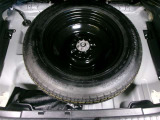 スペアタイヤ積み込みです