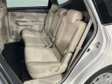 広々とした後部座席です♪気になるキズや汚れなどなく良好な状態です。