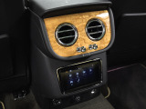 後部座席中央部にタッチパネルがございますので、こちらから空調や音響の調整を行っていただけます。
