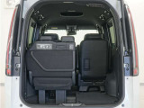 3列目シートは左右独立で収納することができます。5人乗車状態でより多くの荷物を積むことができます。