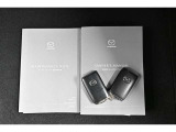 保証書・記録簿・取扱説明書と揃っております。キーの電池は新品にお取替えしてから納車させていただきますので安心してお乗りください。