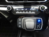 オートエアコンを装備しています。室内の温度を設定すると、センサーが室温を感知して、温度、風量を自動的にコントロールし、快適な空間にしてくれます。