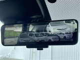 【インテリジェントルームミラー】リアカメラの画像を液晶モニター(ルームミラー)に写して、後部座席の人で視界が遮られたり、夜間や悪天候の時なども、クリアな後方視界を確保するため安心です。