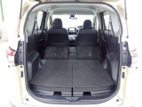 セカンドシートを倒すとさらに広々のラゲッジスペース