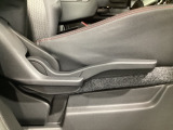 運転席にはドライバーの体型や好みに応じて前後方向だけでなく、高さの調整ができるシートリフターを装備!