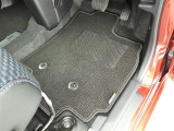 フロアマットも綺麗にクリーニングされています。
