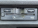 【ETC】有料道路を利用する際に料金所で停止することなく通過できる、ETC車載器(ノンストップ自動料金収受システム機器)が装備されています。セットアップを行うことで利用可能になります。