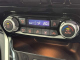 オートエアコン付きなので一度、気温を設定すれば自動的に過ごし易い温度に調整してくれますよ。 車内をいつでも快適空間にしてくれます。