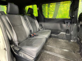 後部座席も気になるようなキズ・汚れやへたり等、大きなダメージはなく、良好な状態です。