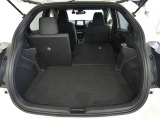 可倒式リヤシートを倒せばラッゲージスペースがさらに拡大。長さや幅のあるものも楽に収まります。