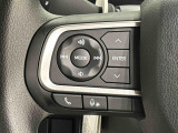 ナビゲーションやオーディオを取り付けた場合に,その操作がハンドルの手元でできるステアリングスイッチが付いてます