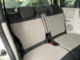 後部座席も気になるようなキズ・汚れやへたり等、大きなダメージはなく、良好な状態です。