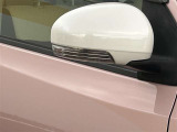 対向車や歩行者が認識しやすいサイドターンランプ付カラードドアミラー