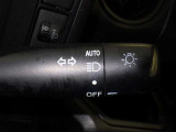 【オートライト】車外の明るさに応じて、自動的にライトの点灯・消灯をしてくれます。