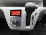 オートエアコンを装備しています。室内の温度を設定すると、センサーが室温を感知して、温度、風量を自動的にコントロールし、快適な空間にしてくれます。