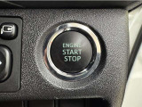 エンジンスタートボタンです。キーが車内にあれば、エンジンの始動・停止はブレーキを踏んでスイッチを押すだけ!キーを取り出す手間を省き、ワンプッシュでエンジンを操作するので簡単でスムーズです。