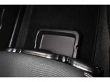 助手席シートアンダートレイ装備!色々収納でき室内もスッキリ!