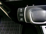EVドライブモードで、早朝・深夜や屋内の駐車場などで、エンジン音や排気ガスを気にすることなく走れます。
