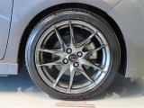 スポーティな印象を与える純正ホイールです。どこまでも走っていきたくなるようなデザインですね♪