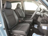 運転席のスペースはゆったりしていて、視界も広く確保されているので普段の運転からロングドライブまで快適です。