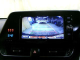バックモニター付で後方視界もアシスト