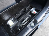 ラゲッジスペースの下にはパンクの応急修理キット、工具等が入っています。