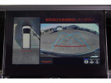 【パノラミックビューモニター】 後退時に車両の後ろ側を表示するだけでなく上から見たような映像で車庫入れなどバックする際に安心です。