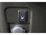 運転席には寒い日の肩や腰、冷えやすい下肢を温めてくれるシートヒーターが付いております!