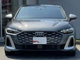 シングルフレームグリルはAudiの象徴的なデザイン要素であり、一目でAudiとわかるスタイル、大きくて迫力のある形状が車のスポーティな印象を強調しており、魅力的なデザインとなっています。