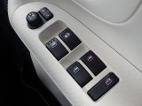 電動格納ドアミラー仕様。オートポジションにセッティングしておけば鍵の施錠開錠にリンクしてドアミラーも自動で開閉します。とても便利ですよ。