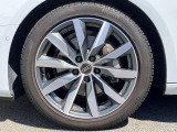 18インチ純正アルミホイール装備 全車両に標準装備の純正アルミホイールは、純正ならではのバランスの良いデザインと、走行安定性をお楽しみ頂けます。