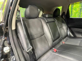 後部座席も気になるようなキズ・汚れやへたり等、大きなダメージはなく、良好な状態です。