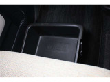 助手席シートアンダートレイ装備!色々収納でき室内もスッキリ!