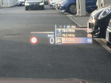 人気のヘッドアップディスプレイ!現在の車速、ナビゲーション・システムによるルート案内の矢印表示、チェック・コントロール、前車接近警告など、さまざまな情報をドライバーの視界内に直接表示いたします!