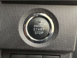 エンジンスタートボタンです。キーが車内にあれば、エンジンの始動・停止はブレーキを踏んでスイッチを押すだけ!キーを取り出す手間を省き、ワンプッシュでエンジンを操作するので簡単でスムーズです。