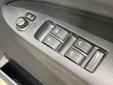 【電動格納ミラー】サイドミラーは電動格納式となっており、狭い駐車場でもキズがつくリスクを抑えられます。