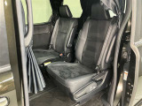 広々とした後部座席です♪気になるキズや汚れなどなく良好な状態です。