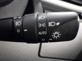 【オートライト】車外の明るさに応じて、自動的にライトの点灯・消灯をしてくれます。