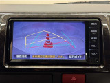 バックガイドモニター付きです。車の後方に小型カメラが付いており、バックする際の後方の様子をモニター上に表示します。
