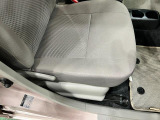 痛みの出やすい運転席シートの角、フロアマット、座面、ともに良好です