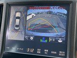 パノラミックビューモニターを装備!上から車両を見下ろしたような映像をナビ画面に表示できます。車両前後左右に搭載した4つのカメラ映像を継ぎ目なく合成!目視では見えない部分もリアルタイムで見れます。