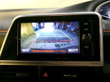バックモニター付。車両後方の映像をナビ画面に表示し、駐車などの後退操作をサポートします。